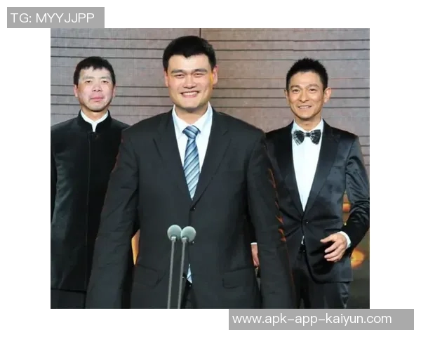 姚明与篮网新秀杰明同框合影引发热议谁能在巨人面前不变矮人 姚明与篮网新秀杰明同框合影引发热议谁能在巨人面前不变矮人