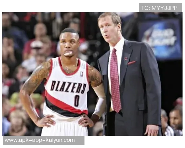 勇士助教斯托茨与昔日爱徒利拉德赛前亲切交流回忆共事岁月 勇士助教斯托茨与昔日爱徒利拉德赛前亲切交流回忆共事岁月