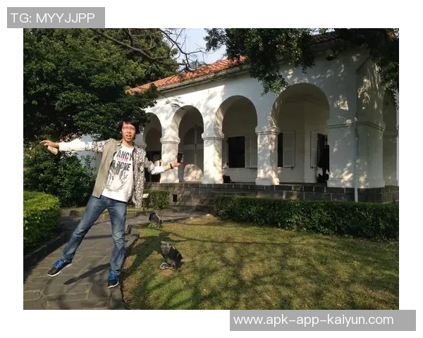 C罗与乔治娜马斯克因凡蒂诺在白宫合影留念引发热议 C罗与乔治娜马斯克因凡蒂诺在白宫合影留念引发热议