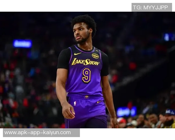 布朗尼灵活抢断迅速反击八村塁飞跃扣篮展现绝佳默契